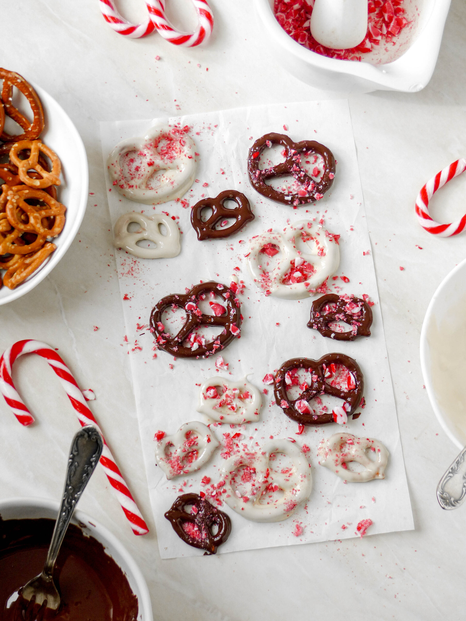 Schokoladen-Brezeln mit Candy-Cane - Geschenkidee - Süß-salzig, weihnachtlich & das perfekte Last-Minute Geschenk - Anna Lee EATS.
