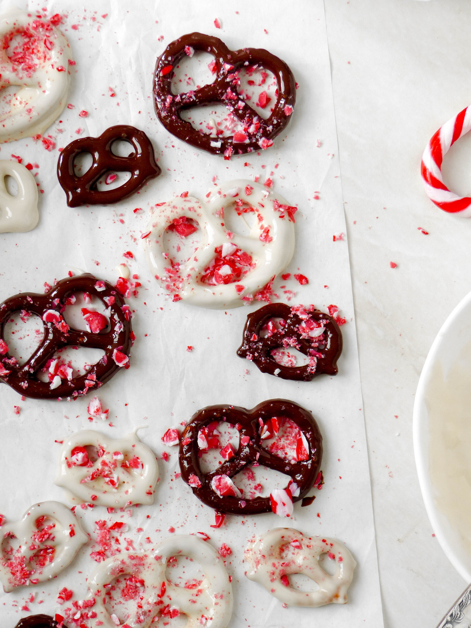 Schokoladen-Brezeln mit Candy-Cane - Geschenkidee - Süß-salzig, weihnachtlich & das perfekte Last-Minute Geschenk - Anna Lee EATS.