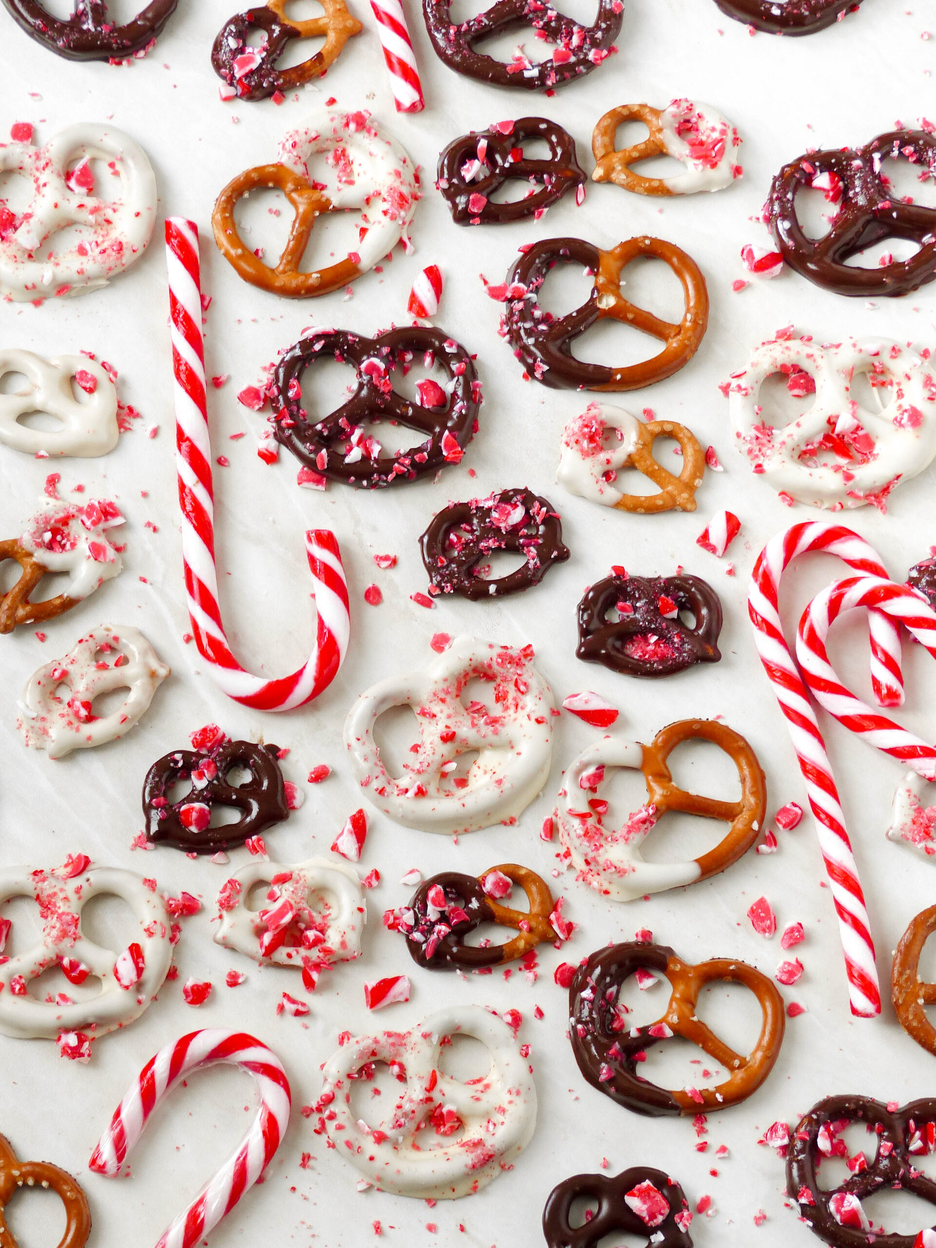 Schokoladen-Brezeln mit Candy-Cane - Geschenkidee - Süß-salzig, weihnachtlich & das perfekte Last-Minute Geschenk - Anna Lee EATS.