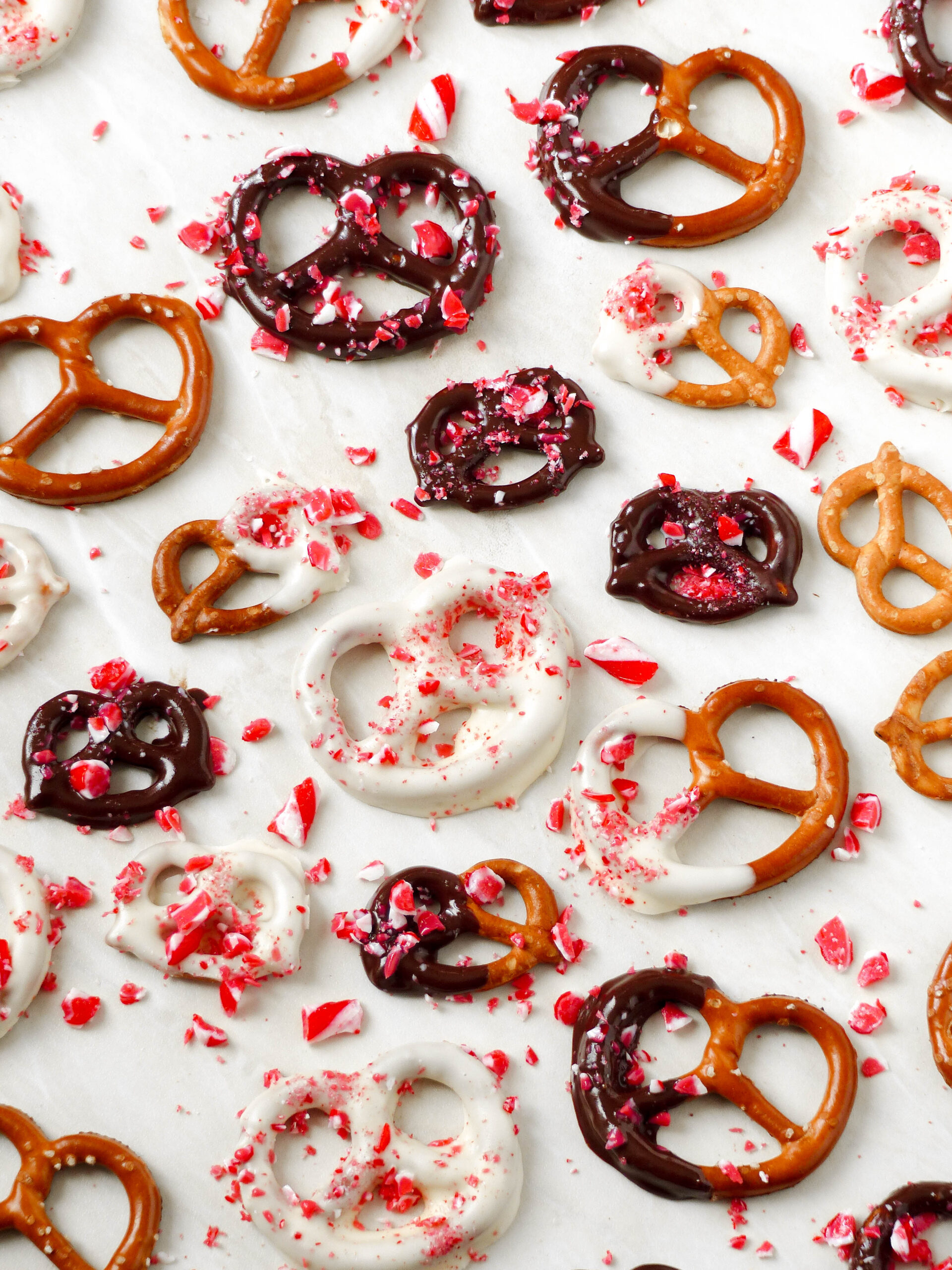 Schokoladen-Brezeln mit Candy-Cane - Geschenkidee - Süß-salzig, weihnachtlich & das perfekte Last-Minute Geschenk - Anna Lee EATS.
