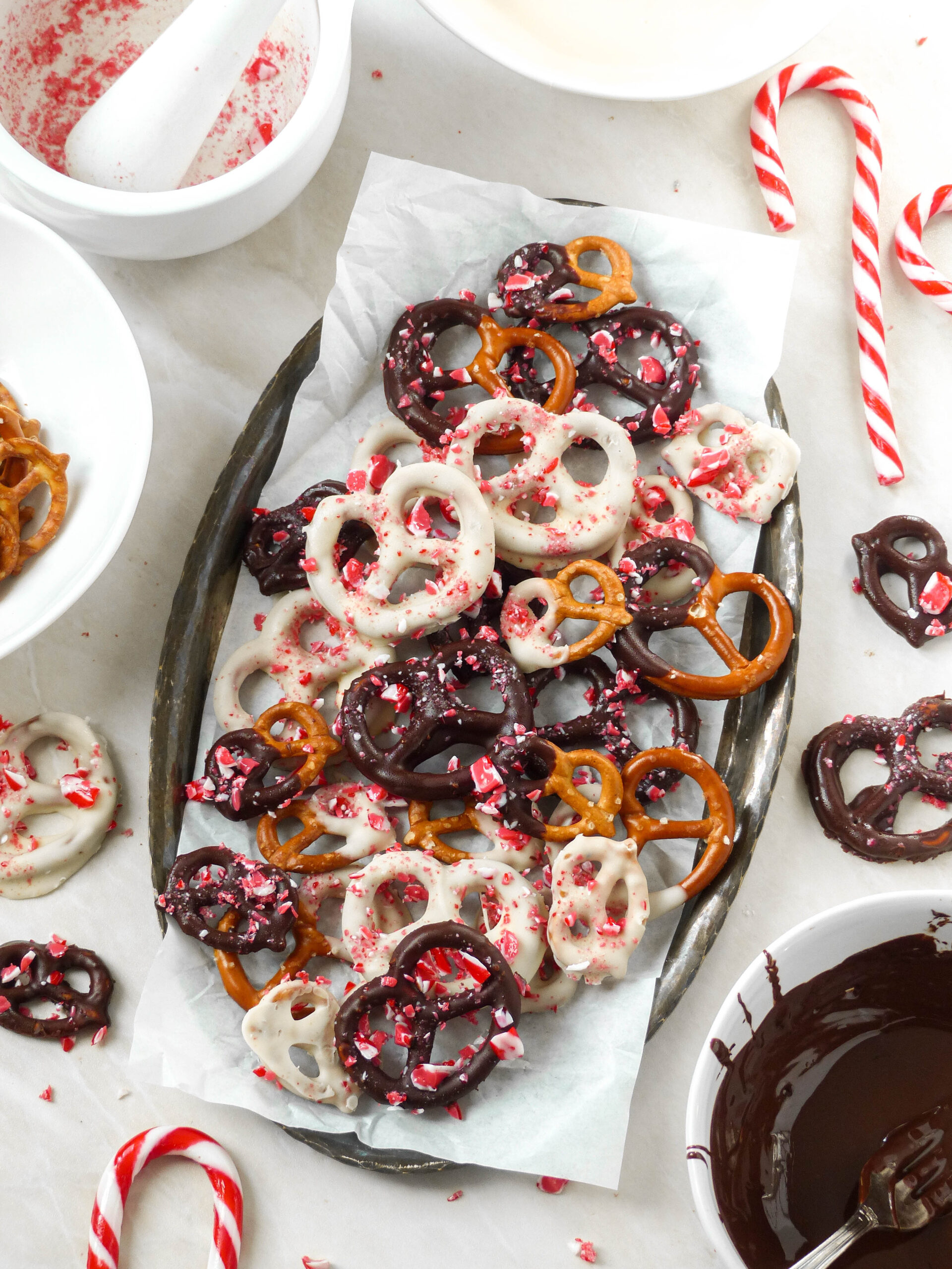 Schokoladen-Brezeln mit Candy-Cane - Geschenkidee - Süß-salzig, weihnachtlich & das perfekte Last-Minute Geschenk - Anna Lee EATS.