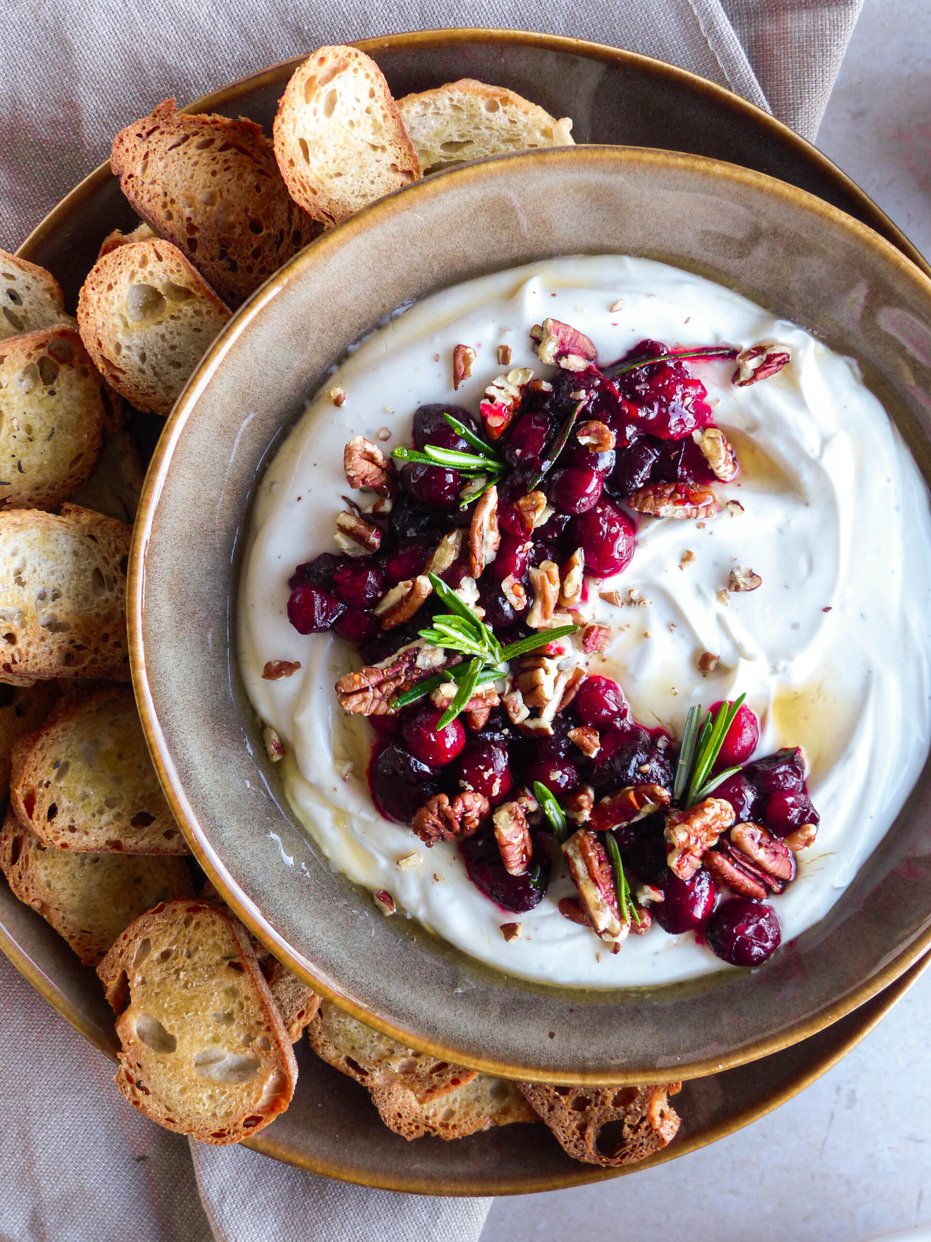 Ziegenkäsecreme mit Cranberry-Kompott & Pecannüssen - Anna Lee EATS.