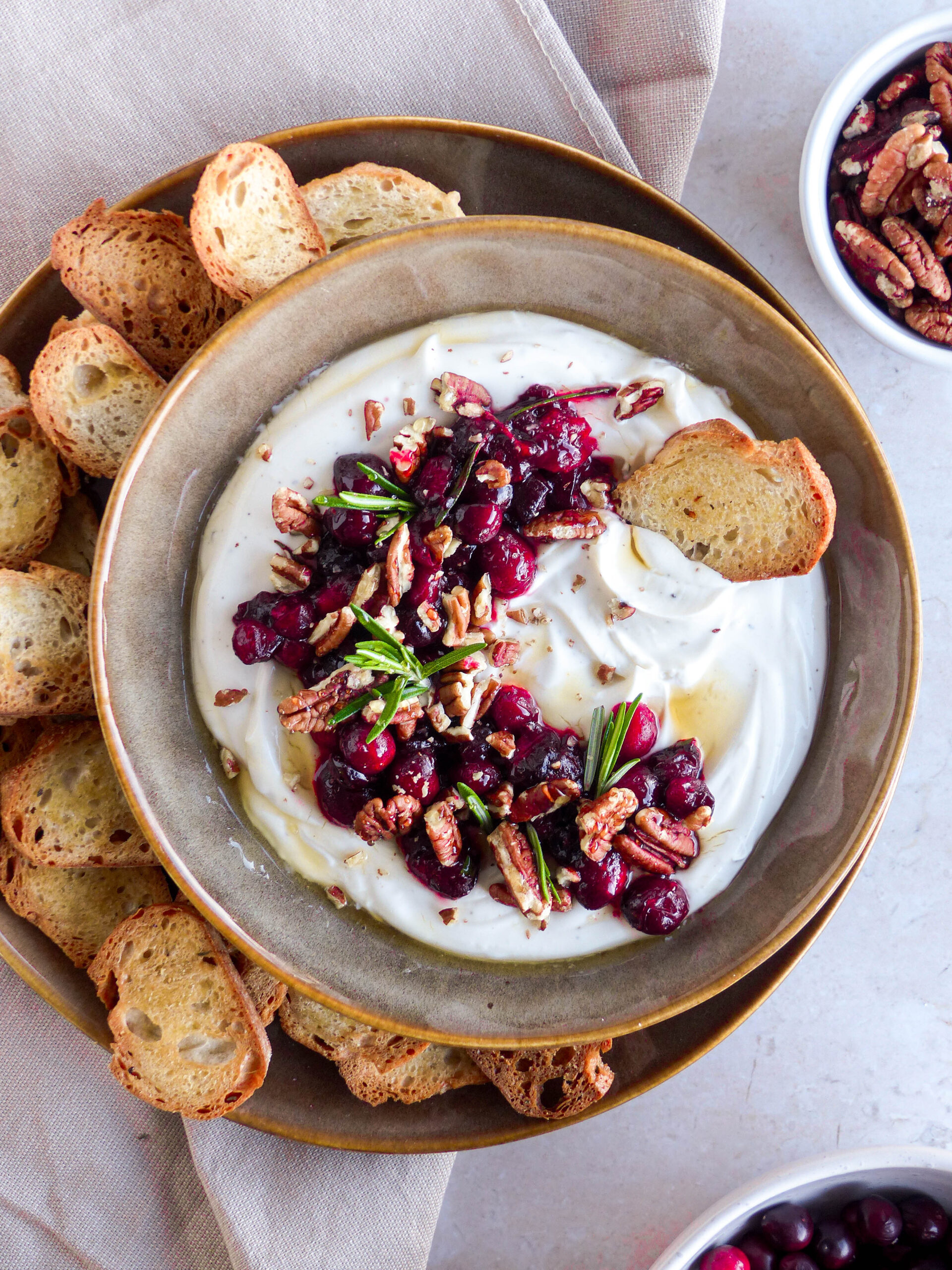 Ziegenkäsecreme mit Cranberry-Kompott & Pecannüssen - Anna Lee EATS.