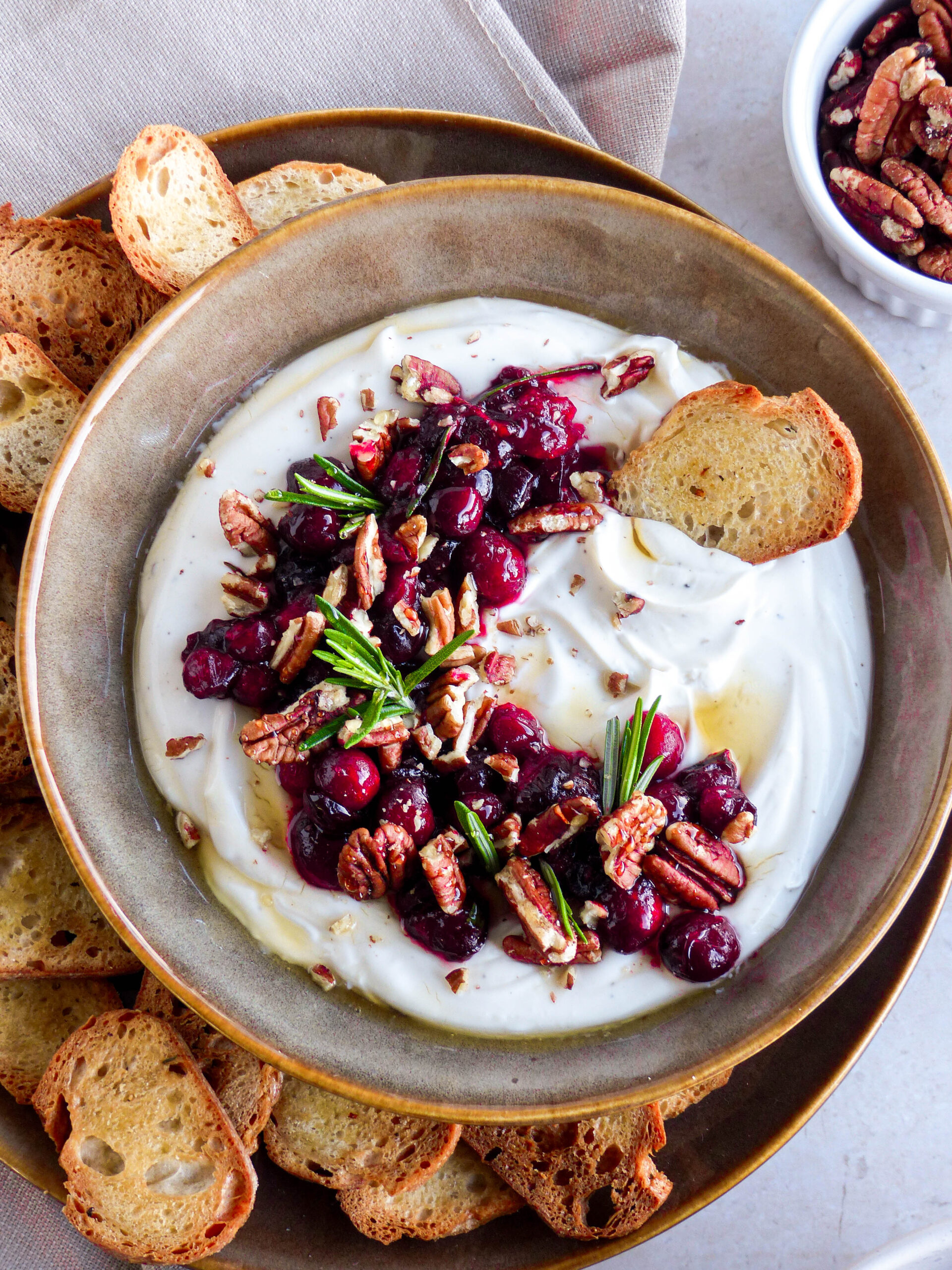 Ziegenkäsecreme mit Cranberry-Kompott & Pecannüssen - Anna Lee EATS.